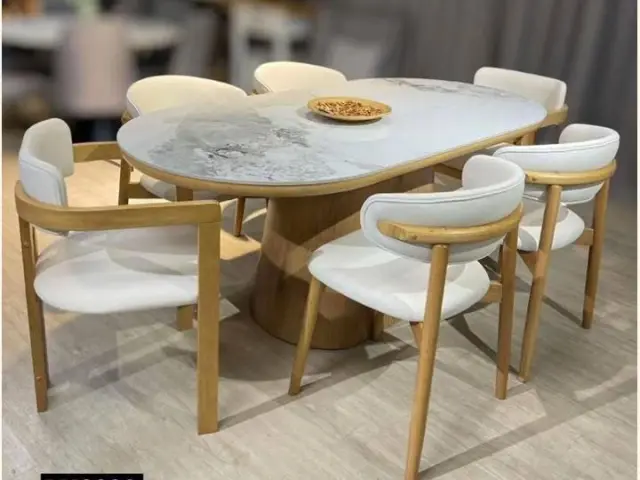 Room Concept Furnishing TikTok light dining set with warm chairs